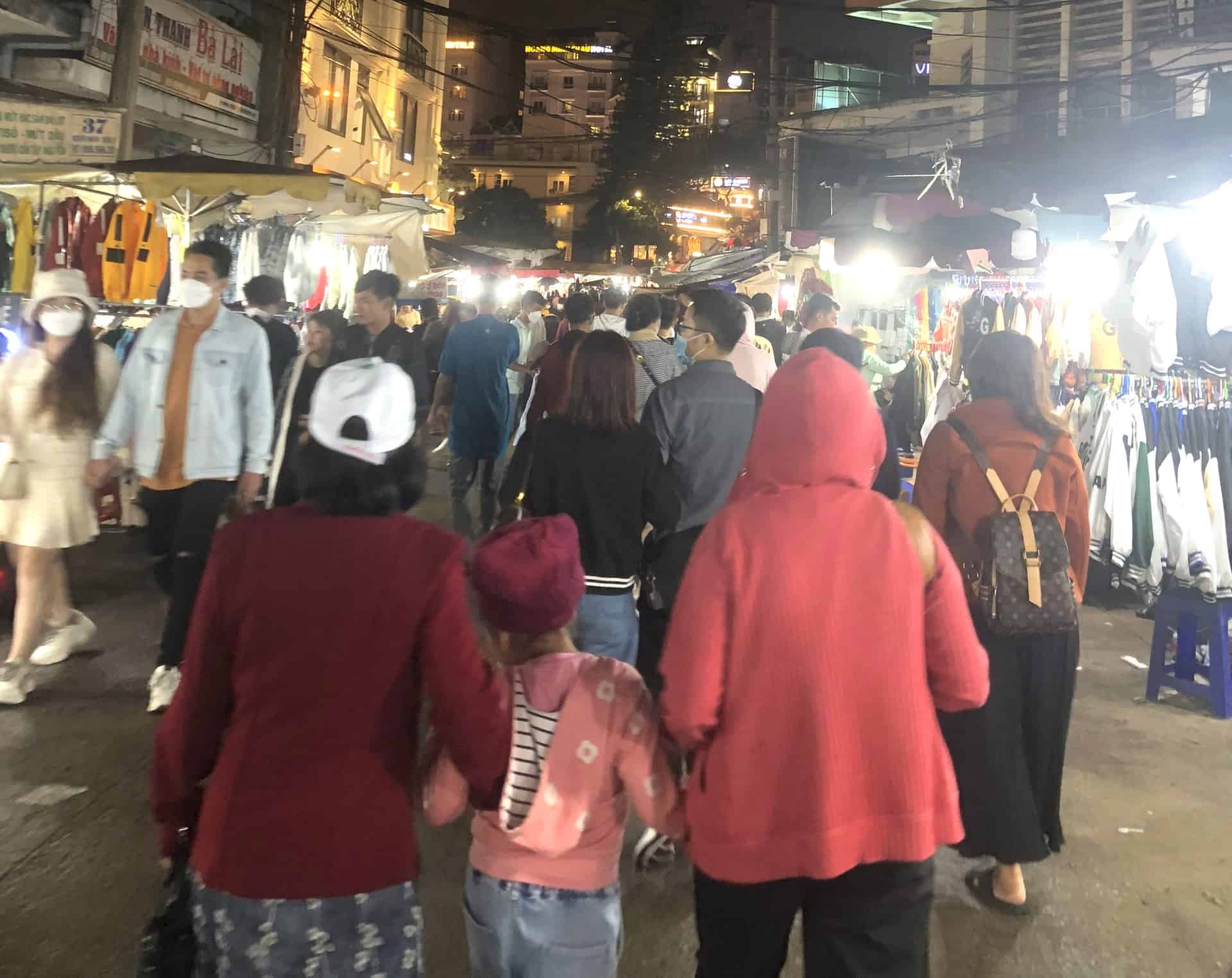 Review Đà Lạt phần 2: Chơi gì ở Đà Lạt mộng mơ? 2 Chợ đêm Đà Lạt rất đông, thu hút nhiều khách