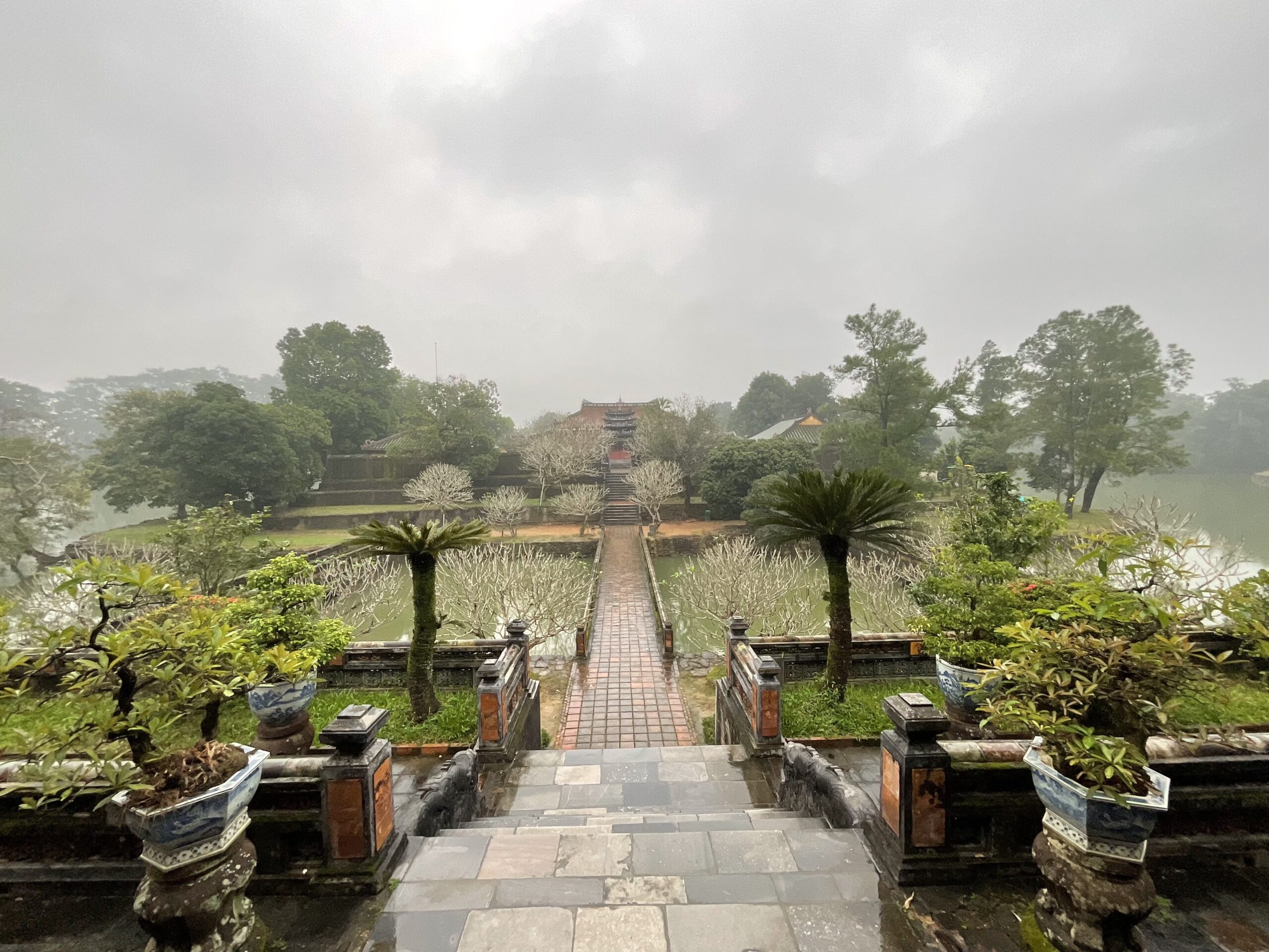 View toàn cảnh lăng từ xa