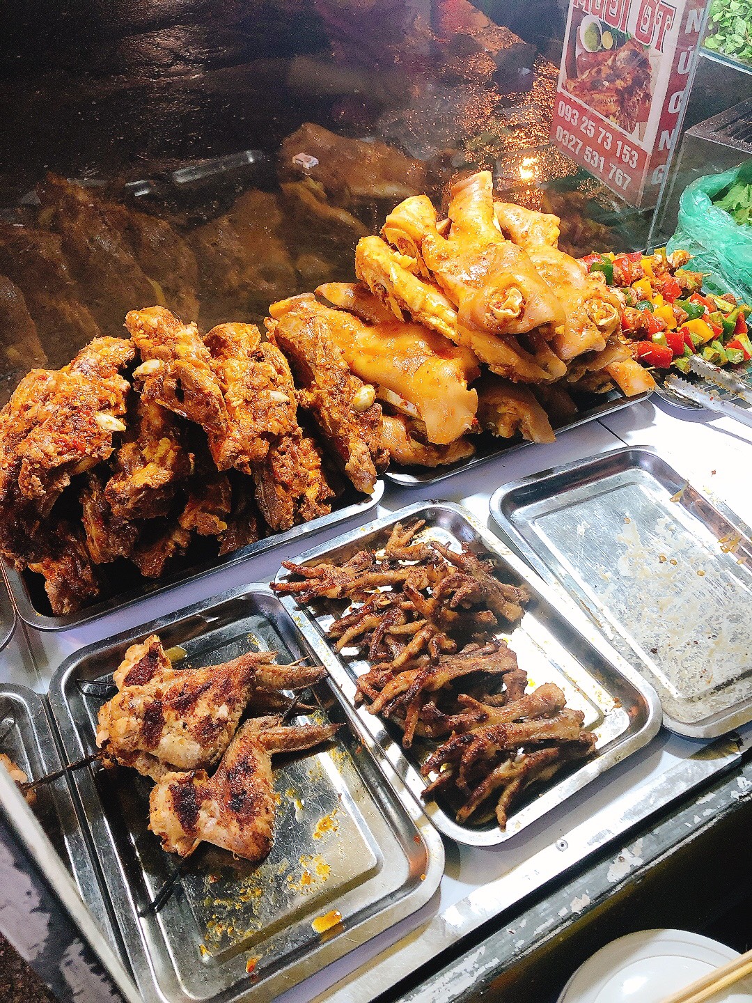Cằm lợn nướng, chân ngan, lòng nướng....