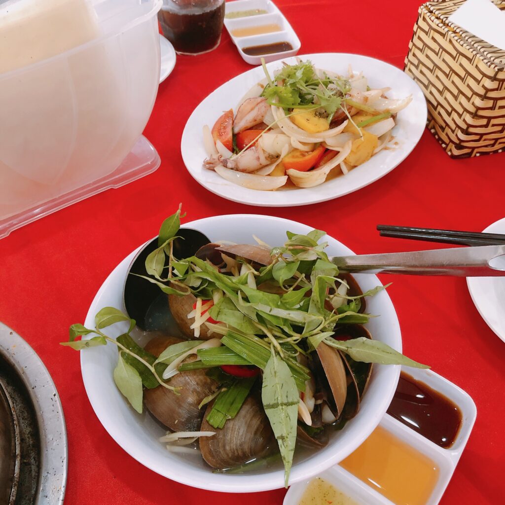 Review Quy Nhơn 3 ngày 2 đêm (phần 2): Kỳ Co, Eo Gió đẹp mê hồn 8 Mình thấy đồ ăn trưa ổn, dù mình không thích hải sản lắm