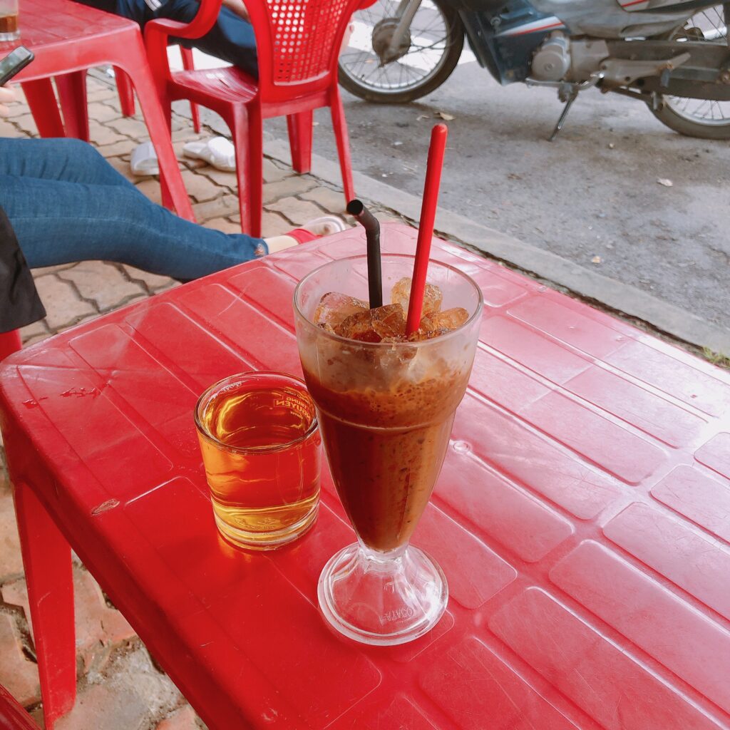 Review Quy Nhơn 3 ngày 2 đêm (phần 2): Kỳ Co, Eo Gió đẹp mê hồn 3 Uống cafe nâu đá mà cứ ngỡ uống cafe đá xay