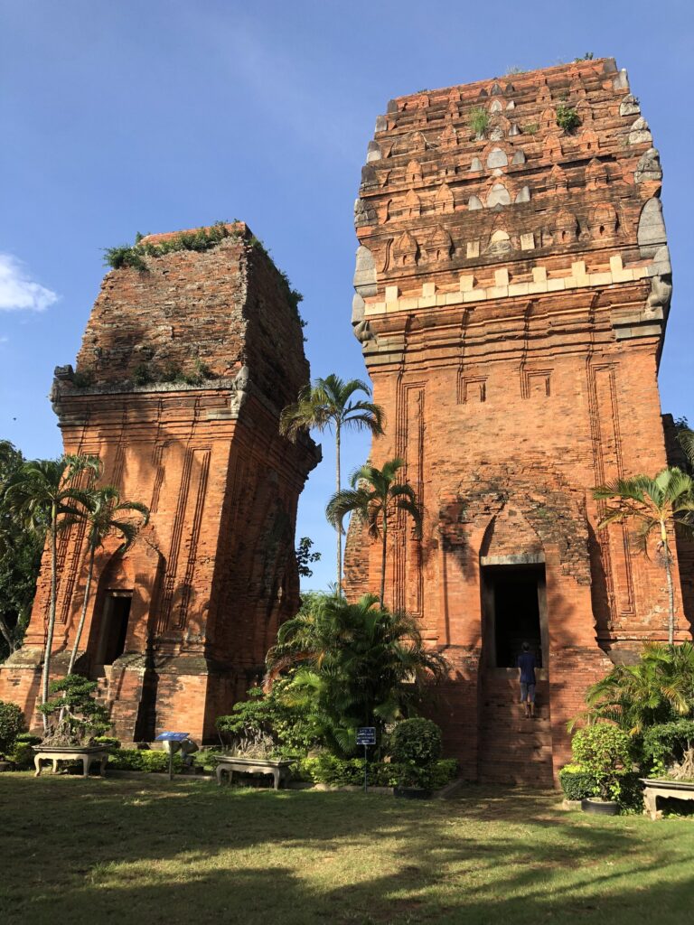 Review Quy Nhơn 3 ngày 2 đêm (phần 2): Kỳ Co, Eo Gió đẹp mê hồn 15 Tháp Đôi với kiến trúc cực kỳ độc đáo