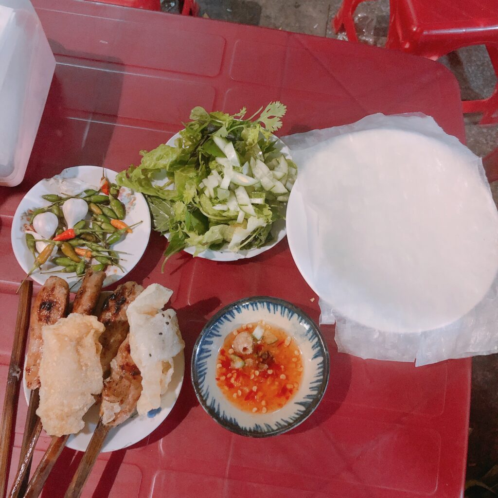 Review Quy Nhơn 3 ngày 2 đêm (phần 2): Kỳ Co, Eo Gió đẹp mê hồn 12 Một suất nem lụi thơm ngon ở vỉa hè